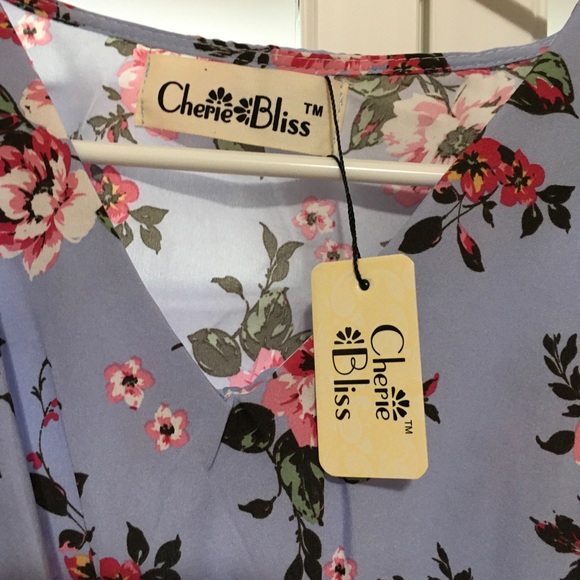 Cherie Bliss Flowing Asymmetrical Periwinkle Blouse.
Onesize fits most.US14 - Picture 3 of 5